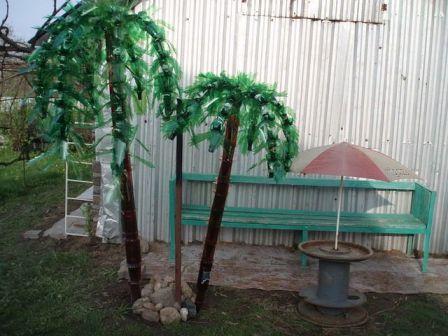 Muovipulloista valmistetut palmut näyttävät alkuperäisiltä takapihalla