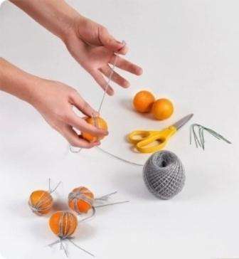 Det frie rum mellem mandariner kan fyldes med kviste eller kunstige blade.