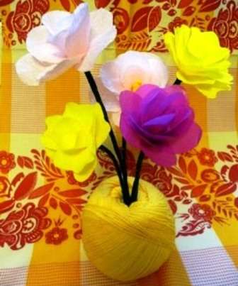 For at kompositionen skal være smuk, skal du lave flere blomster og lægge dem i en vase.