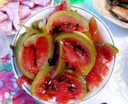 Noget mere saltlage skal tilsættes til en trætønde med vandmeloner på en dag, og beholderen skal omhyggeligt dækkes med naturlige træpropper.