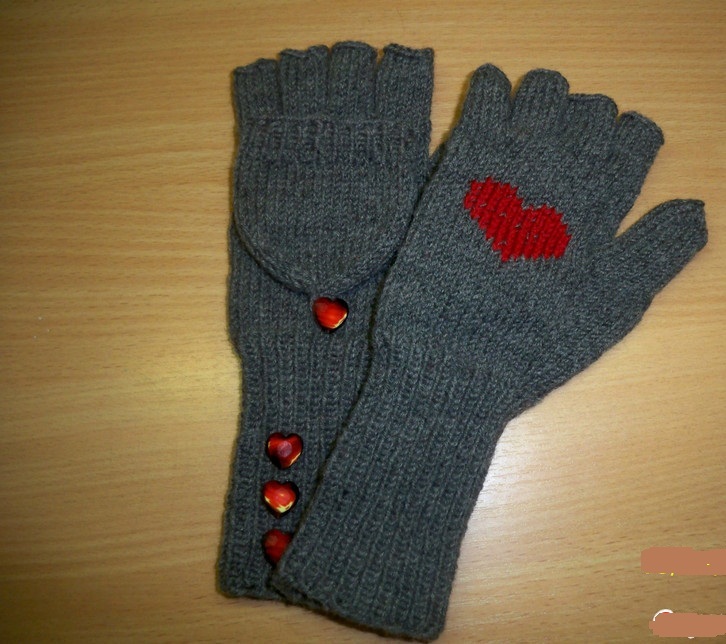 Roztomilé palčiakové rukavice so srdcom a gombíkmi