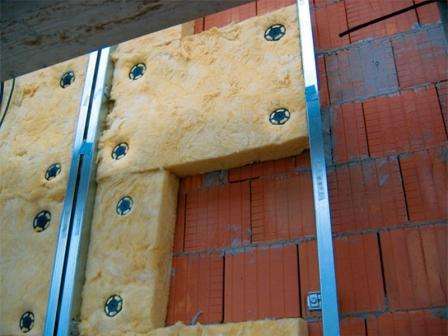 Teknologi til beklædning af et hus udenfor med ekspanderet polystyren eller mineraluld: