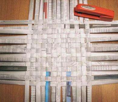 Hlavná podmienka: na tkanie remesiel z papierových rúrok by ste si mali vybrať papier s rovnakou textúrou