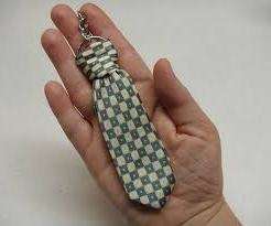 Kravata je nevyhnutným doplnkom každého muža. Vyrobte si mini kravatu z hrubej látky a vytvorte kreatívnu kľúčenku.