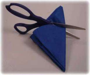 Tag denne trekant fra hjørnet og skær den modsatte kant af fra den ene kant. Når du har foldet dit emne ud, skal du få 8 runde figurer med en krøllet kontur.