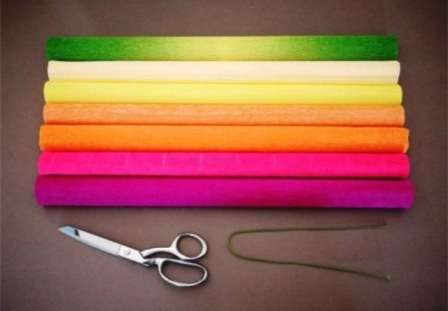 Tag et helt ark bølgepapir og begynd at folde det som et harmonika. Du kan selv vælge farveskemaet til pæonen og folde hvert blad.