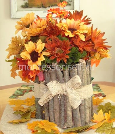 Vase af grene med efterårsblomster