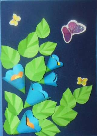 Du kan købe særlige klistermærker i form af sommerfugle og dekorere dit kort med dem. Eller prøv selv at lave smukke sommerfugle eller blomster.
