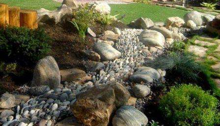 imitácia potoka na letnej chate s kamienkami