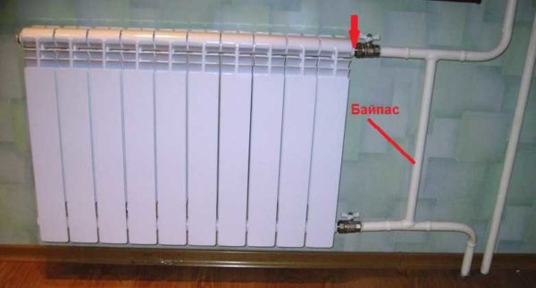 Hvis du har en lignende ledning (der er muligvis ikke et rør til højre), er en bypass påkrævet. Placer termostaten lige bag radiatoren